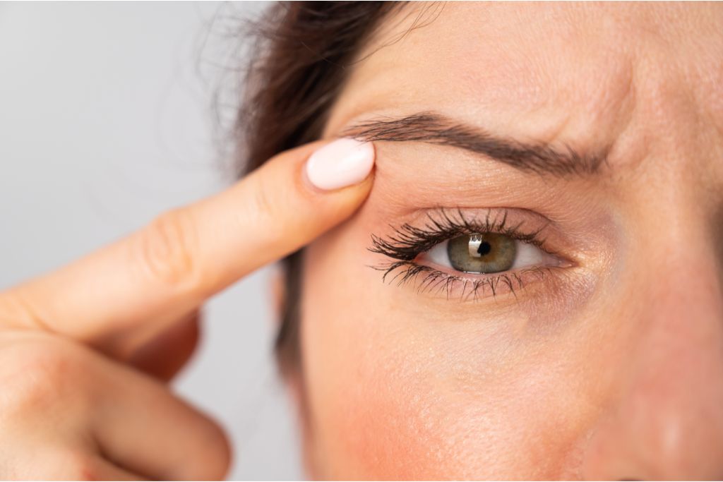Como é feita a cirurgia de blefaroplastia?