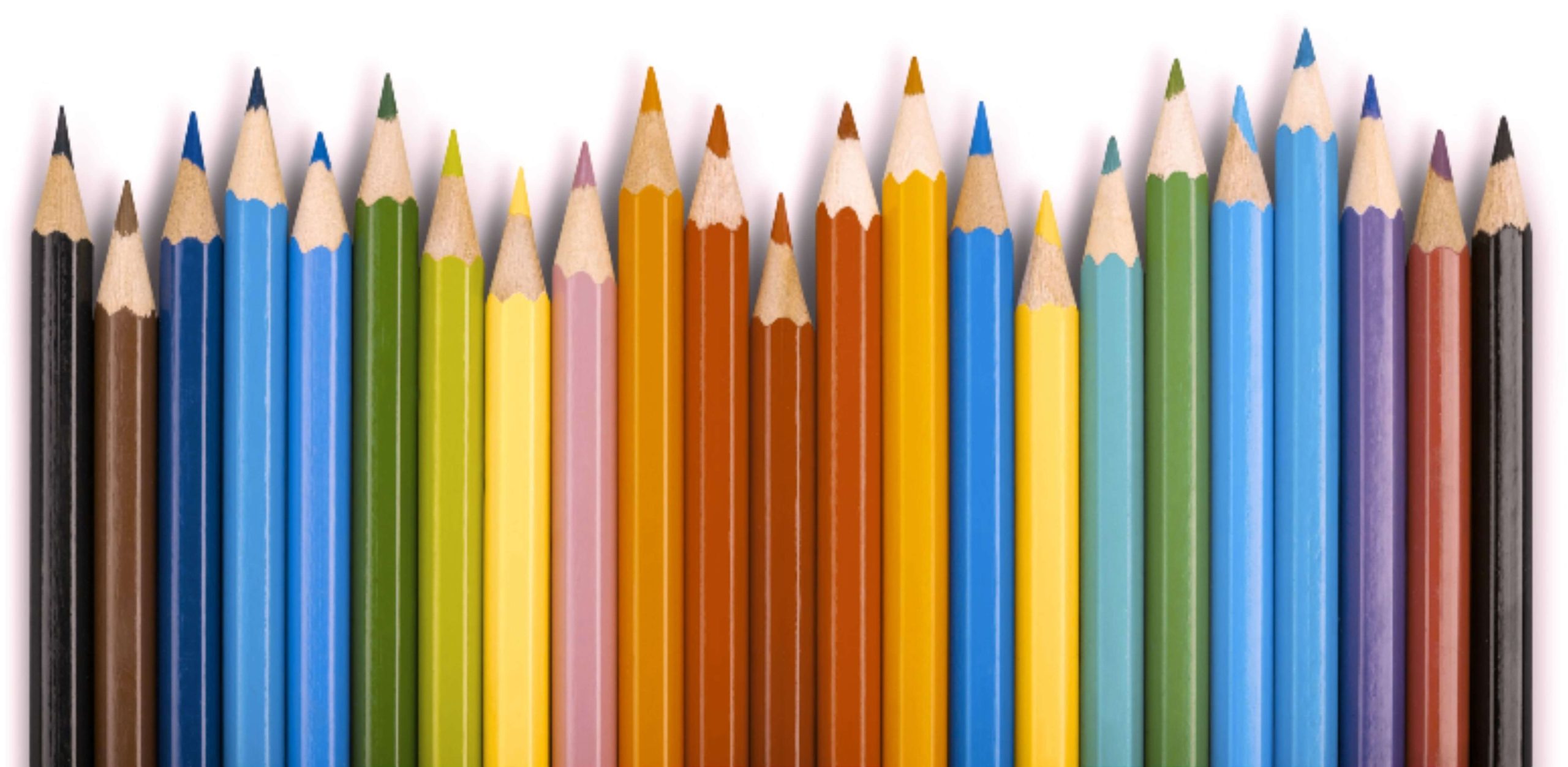 Lápis de cores variados organizados em linha, pela visão com deuteranomalia