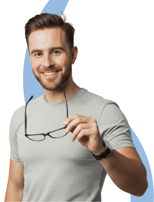 Jovem adulto segurando óculos de grau - cirurgia refrativa